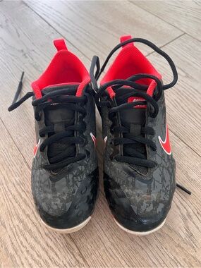 Nike Kids Black baseball cleats with Red Accents size 12 little kids.